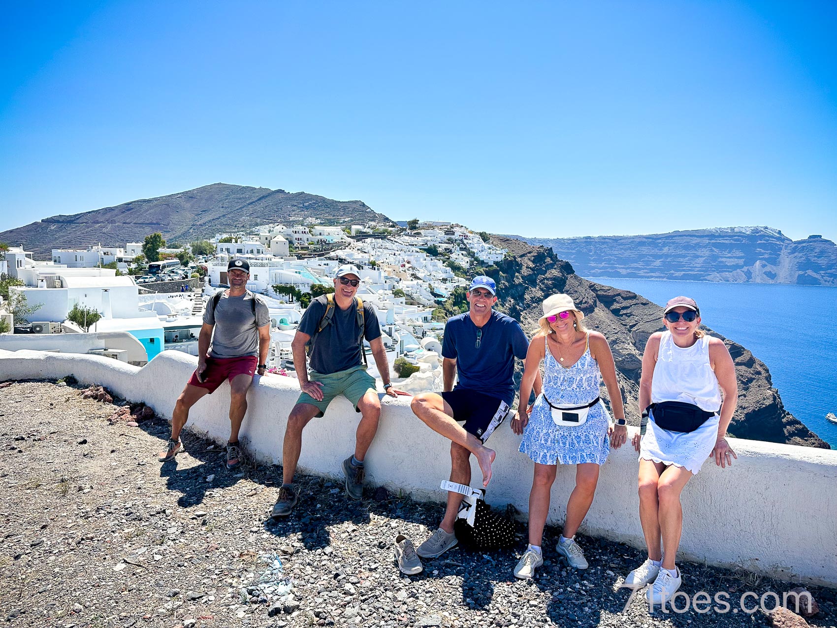 hiking with friends from Fira to Oia in Santorini