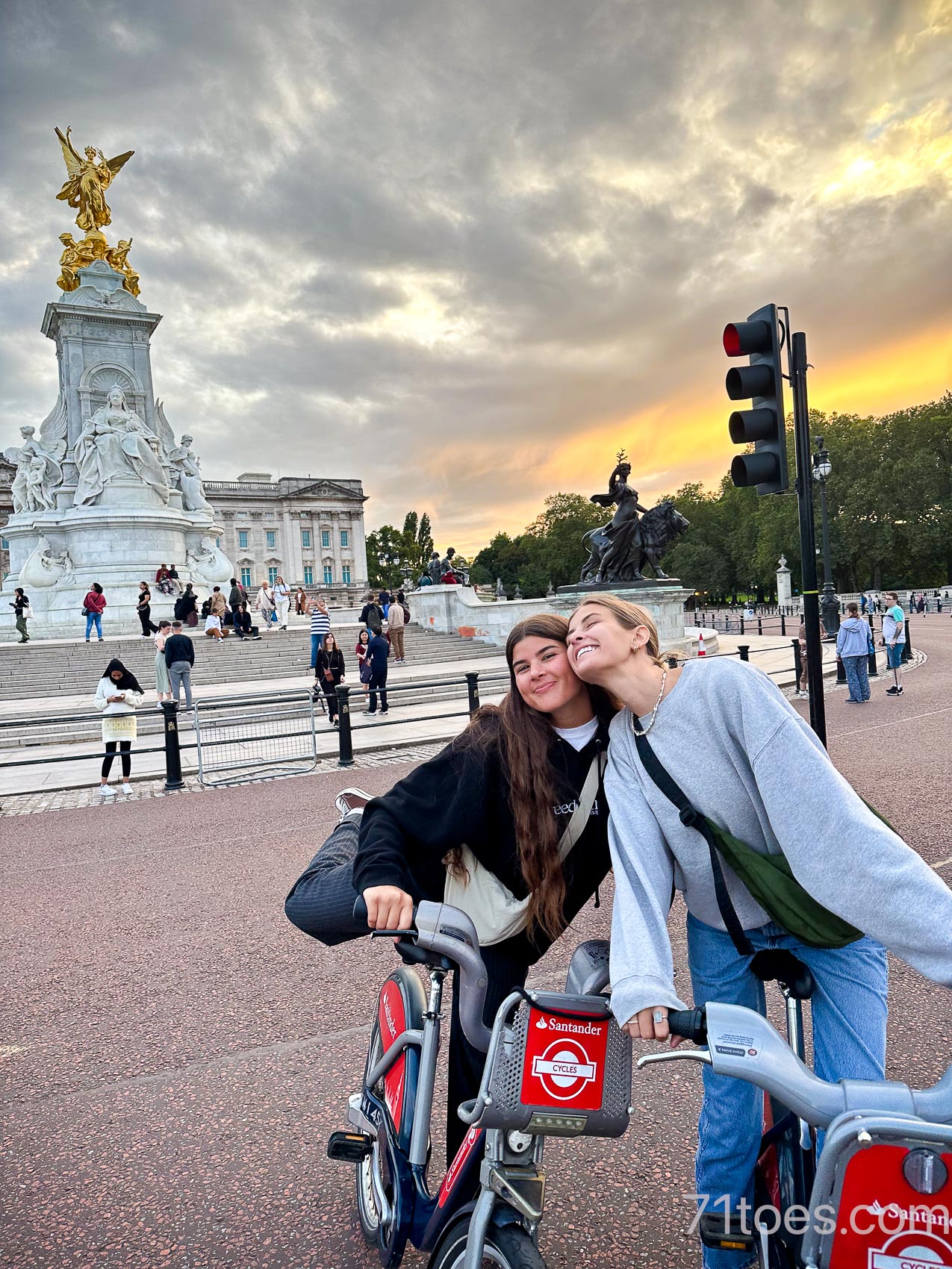 Grace and Elle at sunset at Buckingham Palace